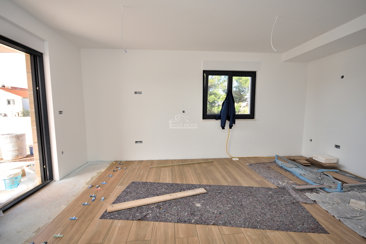 Vodice - stanovanje z vrtom na mirni lokaciji