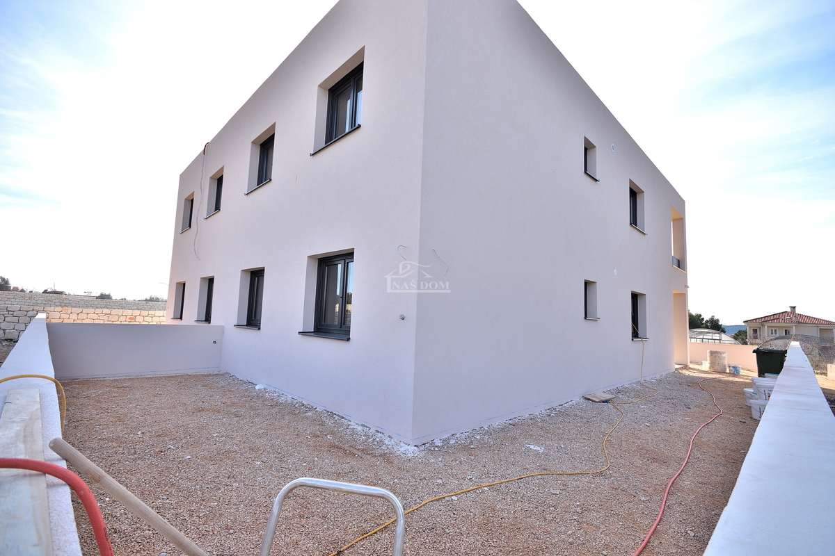 Vodice - stanovanje z vrtom na mirni lokaciji