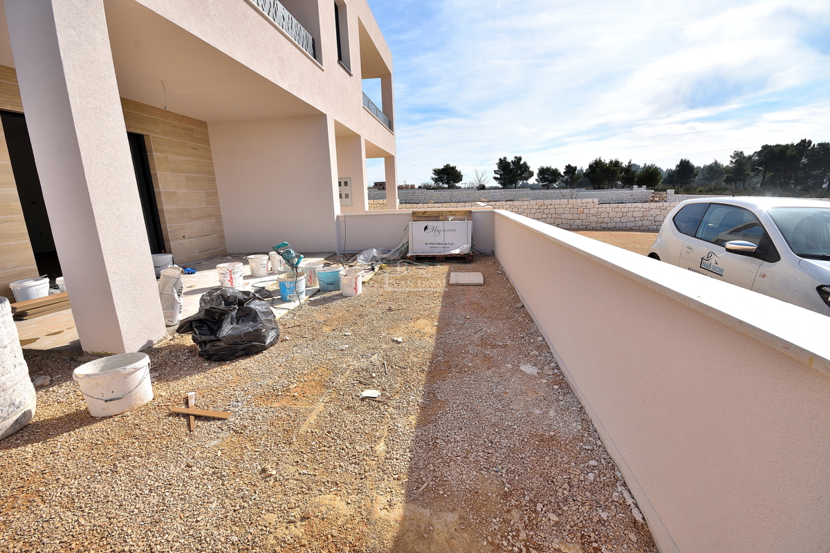 Vodice - stanovanje z vrtom na mirni lokaciji