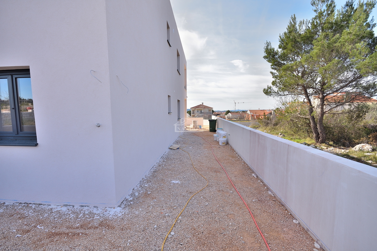 Vodice - stanovanje z vrtom na mirni lokaciji