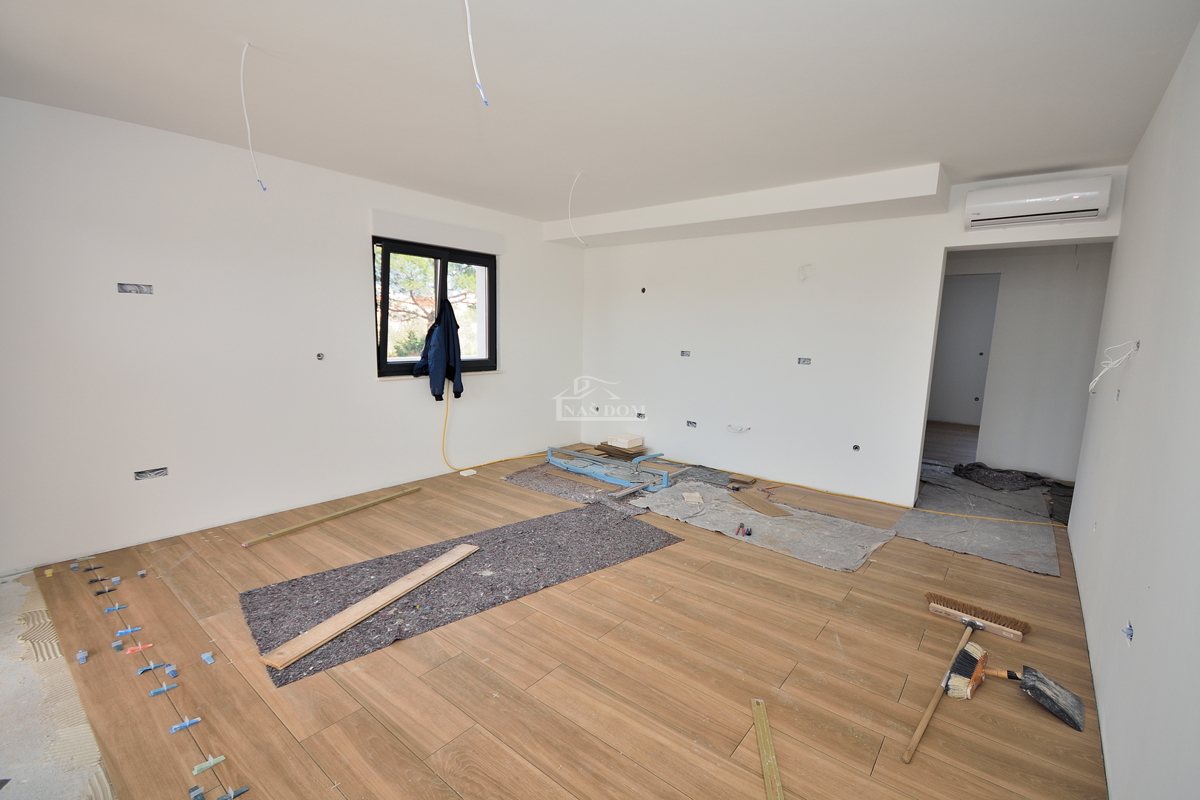 Vodice - stanovanje z vrtom na mirni lokaciji