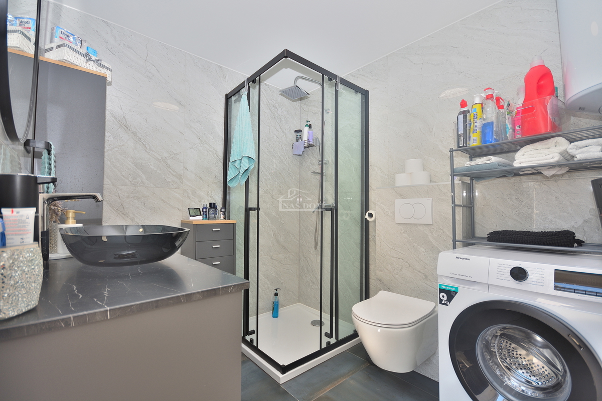 Vodice – Hiša z 2 stanovanji, 150 m od plaže, obnovljeno 2025