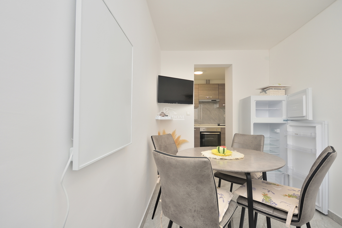 Vodice – Hiša z 2 stanovanji, 150 m od plaže, obnovljeno 2025