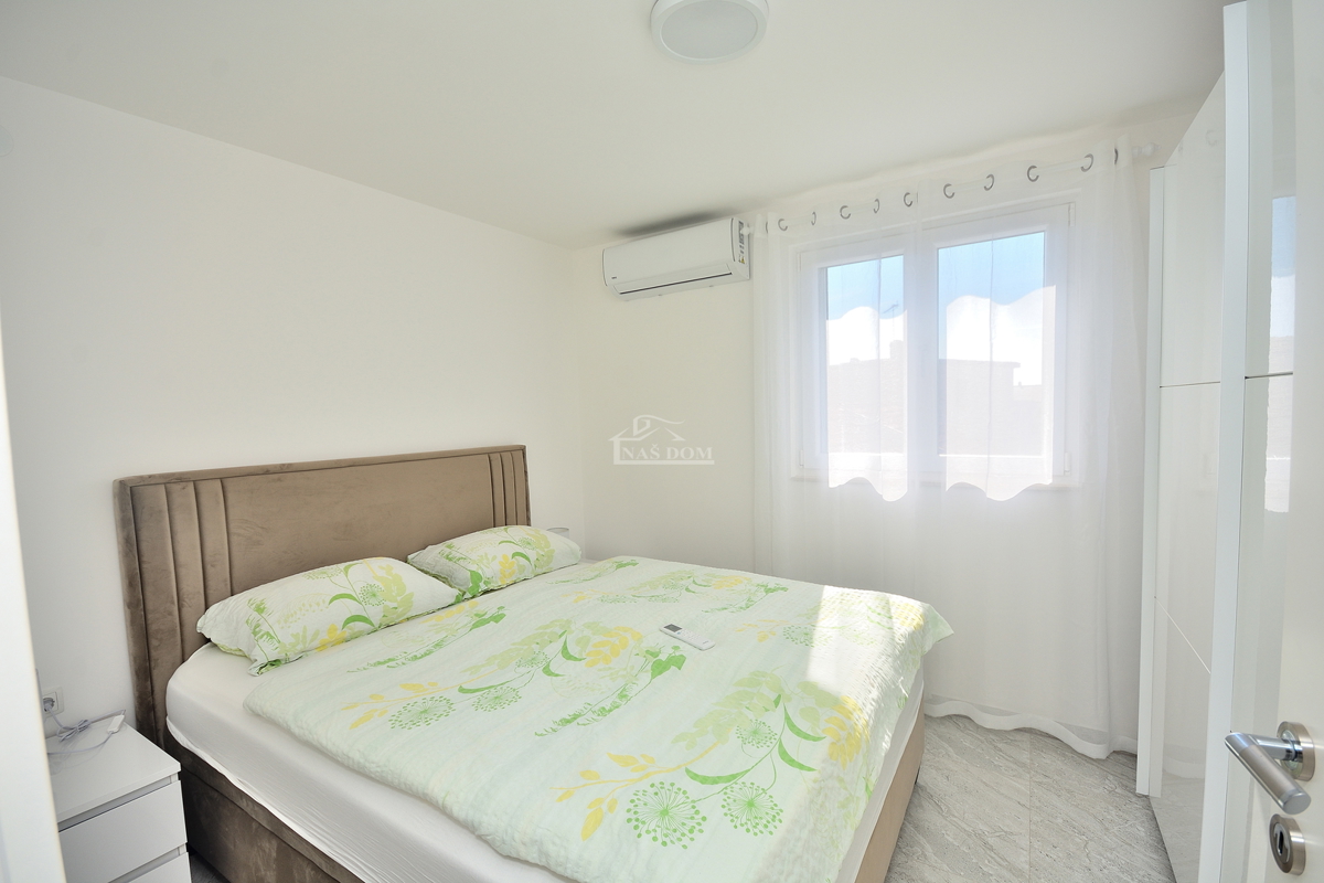 Vodice – Hiša z 2 stanovanji, 150 m od plaže, obnovljeno 2025