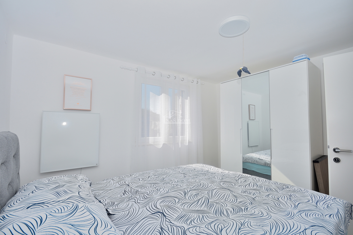 Vodice – Hiša z 2 stanovanji, 150 m od plaže, obnovljeno 2025