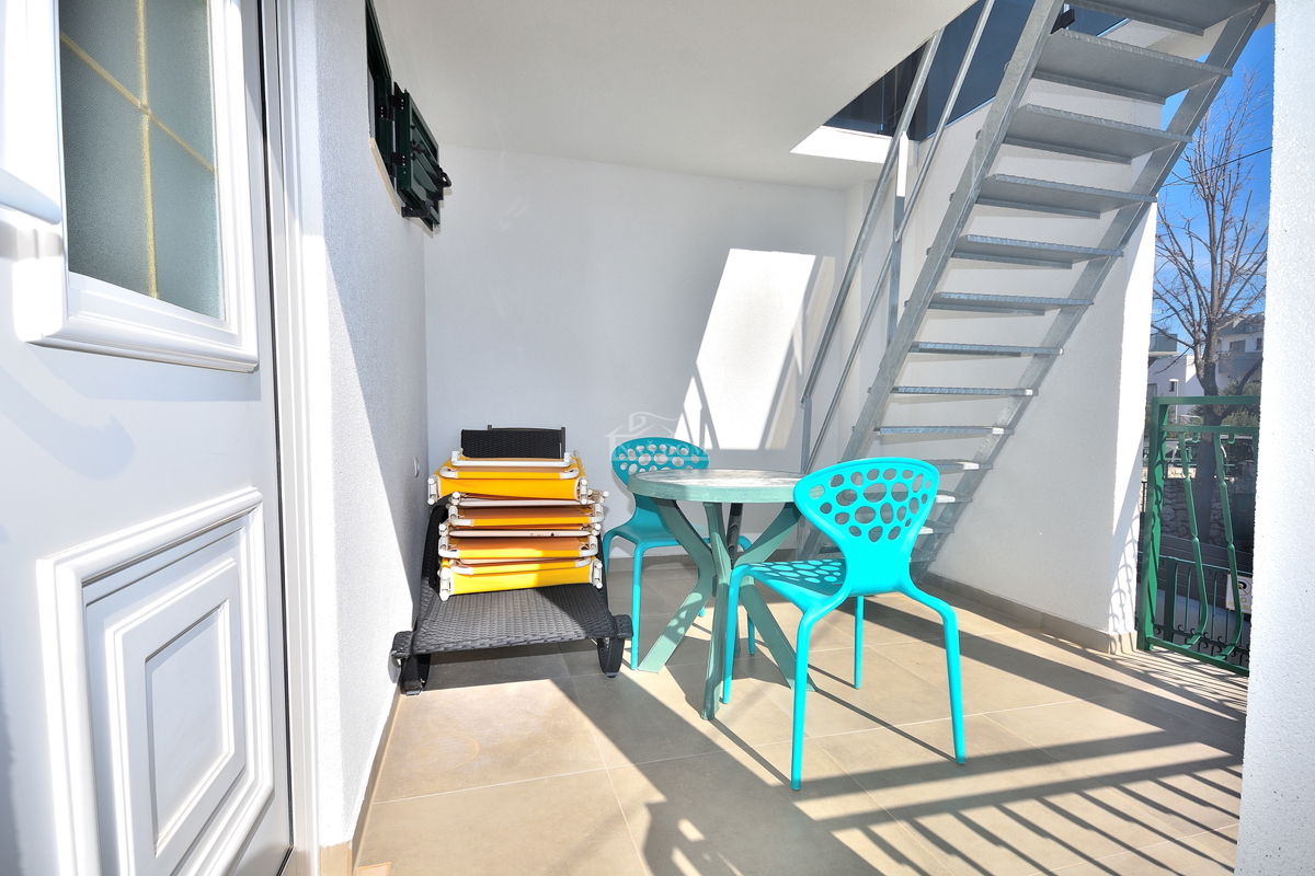 Vodice – Hiša z 2 stanovanji, 150 m od plaže, obnovljeno 2025