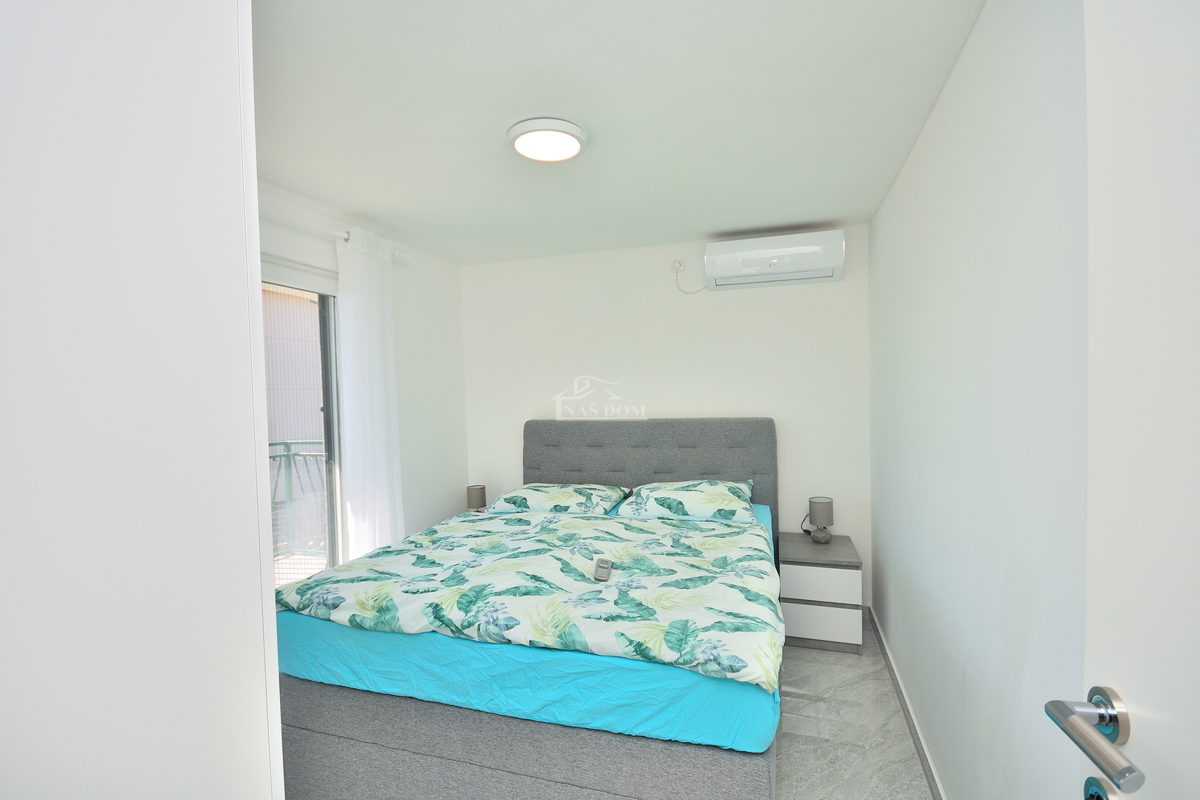 Vodice – Hiša z 2 stanovanji, 150 m od plaže, obnovljeno 2025