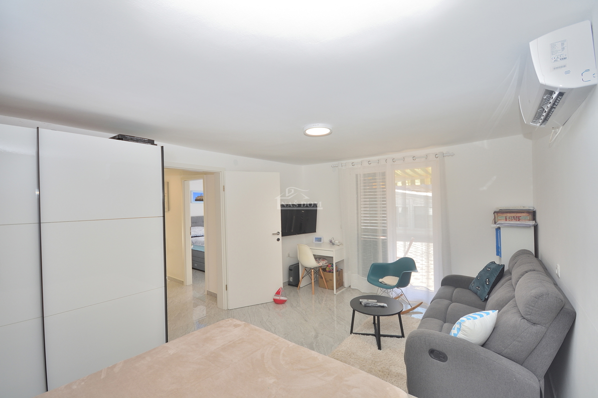 Vodice – Hiša z 2 stanovanji, 150 m od plaže, obnovljeno 2025