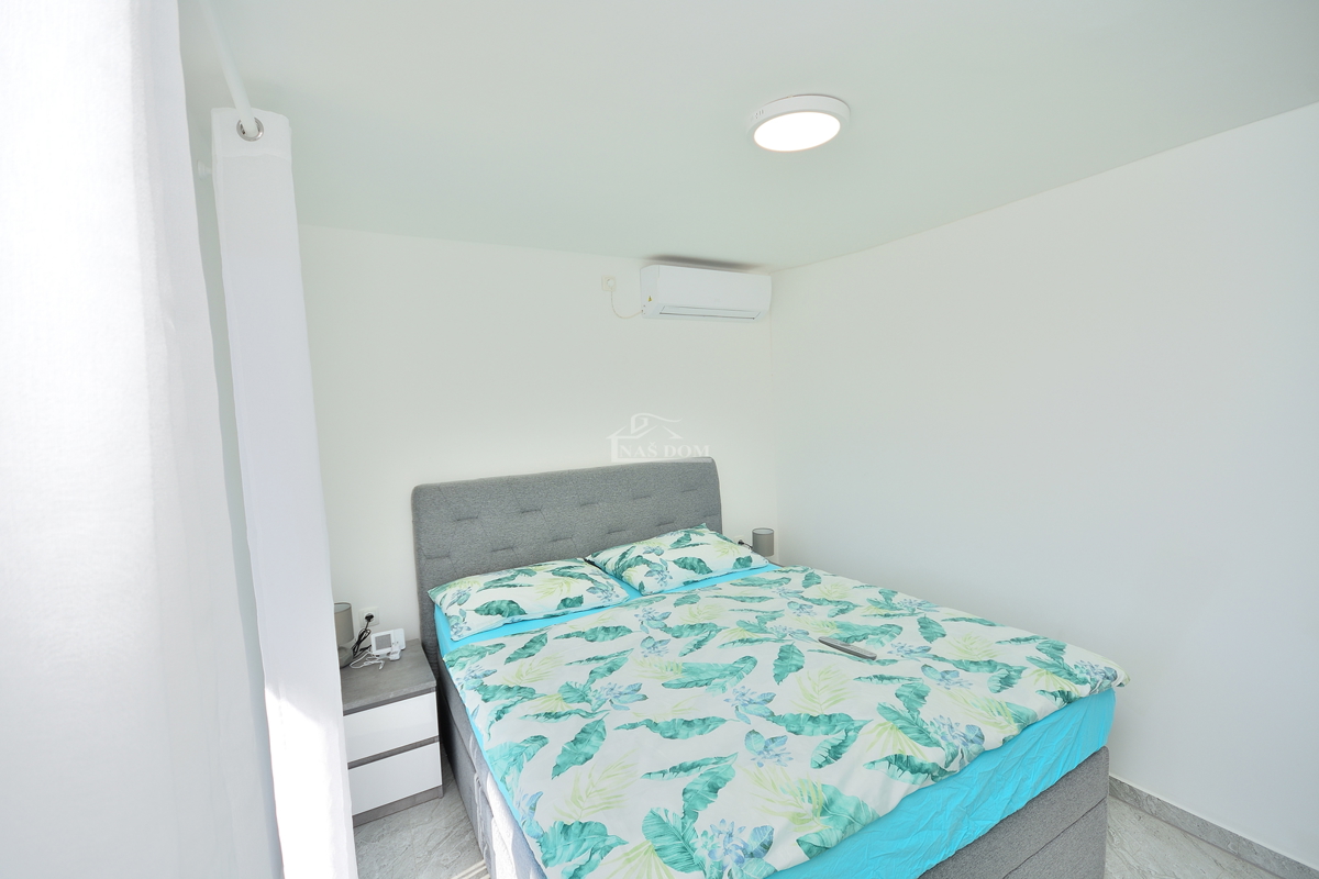 Vodice – Hiša z 2 stanovanji, 150 m od plaže, obnovljeno 2025