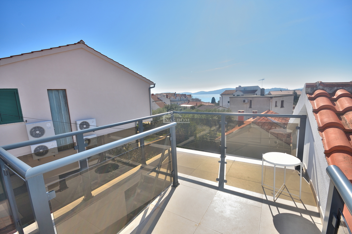 Vodice – Hiša z 2 stanovanji, 150 m od plaže, obnovljeno 2025