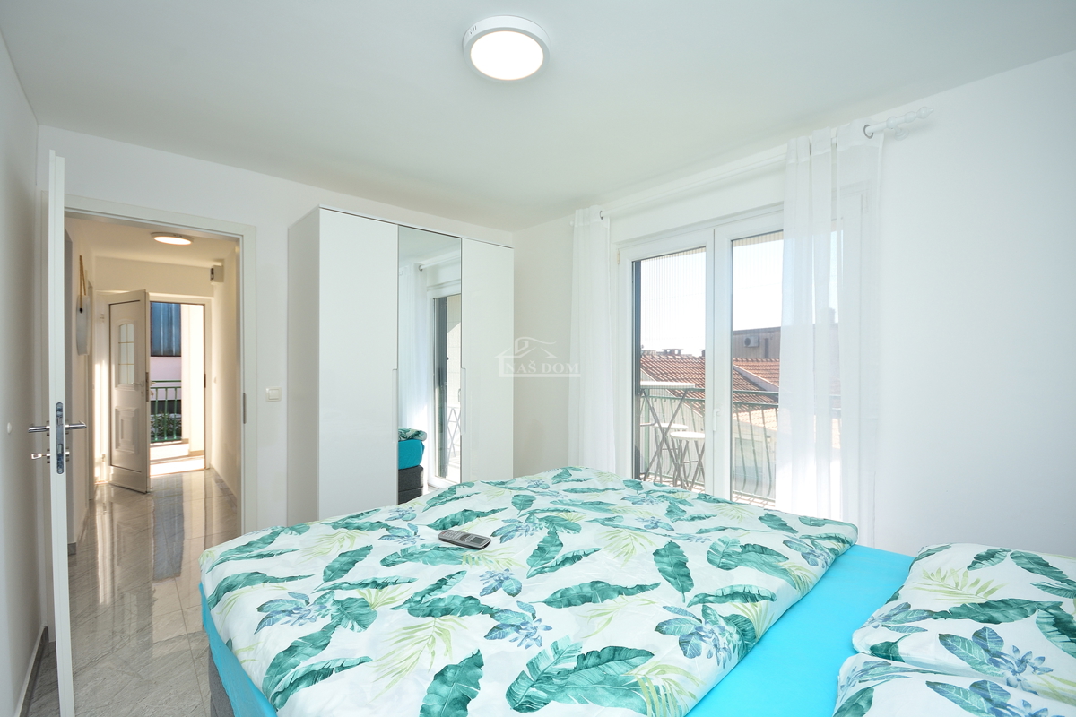 Vodice – Hiša z 2 stanovanji, 150 m od plaže, obnovljeno 2025