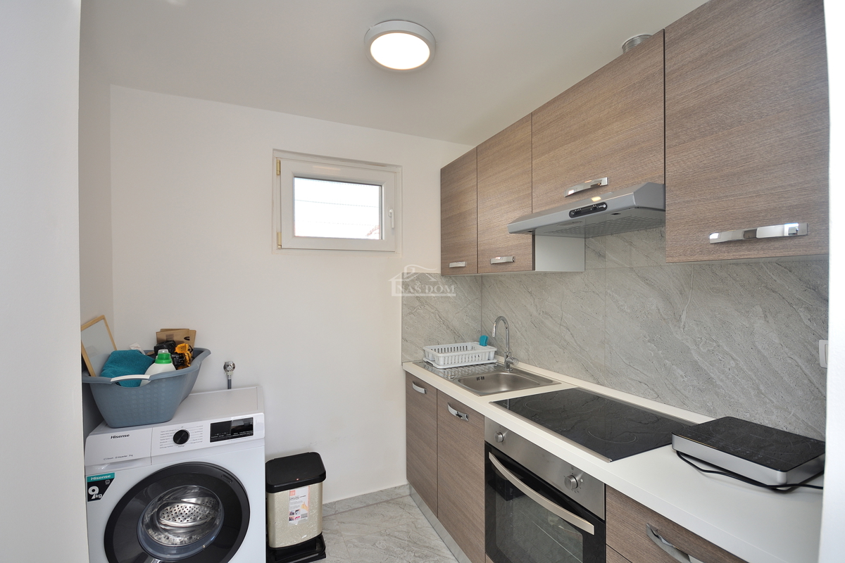 Vodice – Hiša z 2 stanovanji, 150 m od plaže, obnovljeno 2025