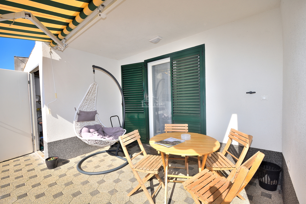 Vodice – Hiša z 2 stanovanji, 150 m od plaže, obnovljeno 2025