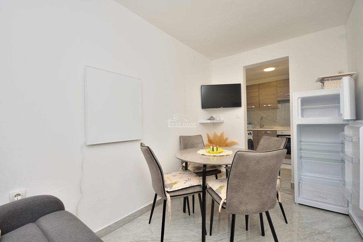 Vodice – Hiša z 2 stanovanji, 150 m od plaže, obnovljeno 2025