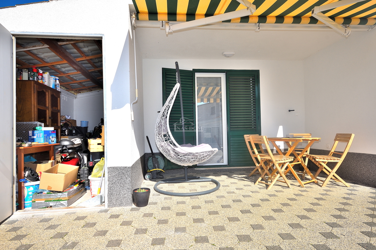 Vodice – Hiša z 2 stanovanji, 150 m od plaže, obnovljeno 2025