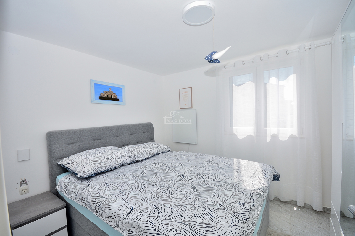 Vodice – Hiša z 2 stanovanji, 150 m od plaže, obnovljeno 2025