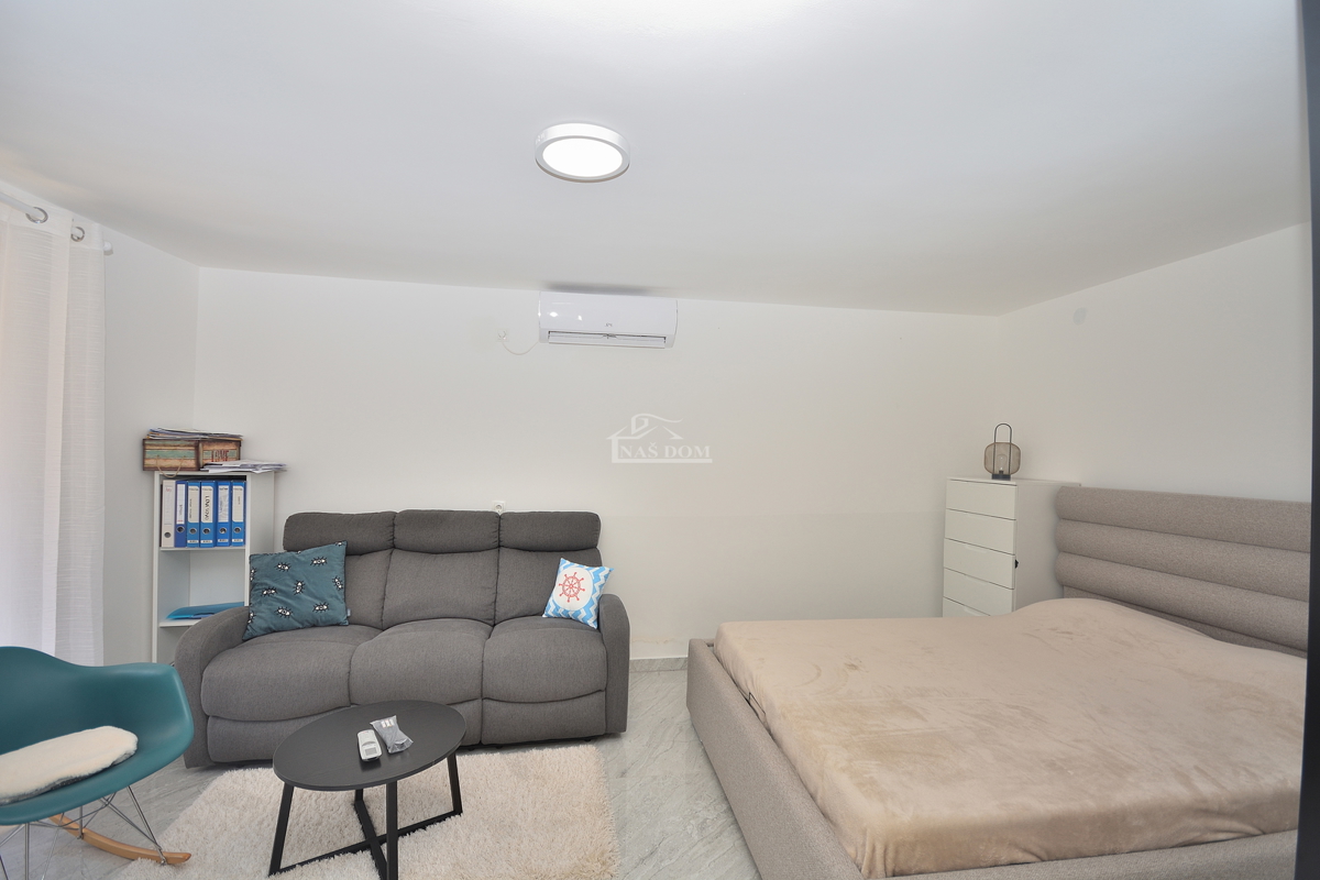 Vodice – Hiša z 2 stanovanji, 150 m od plaže, obnovljeno 2025