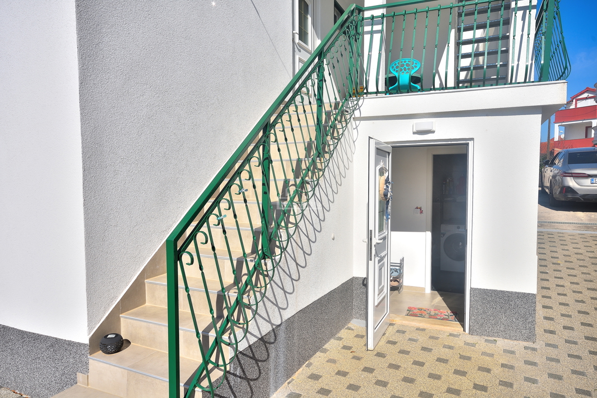 Vodice – Hiša z 2 stanovanji, 150 m od plaže, obnovljeno 2025