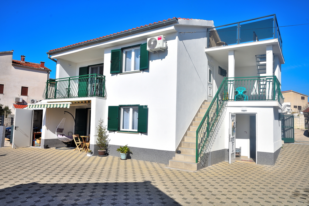 Vodice – Hiša z 2 stanovanji, 150 m od plaže, obnovljeno 2025