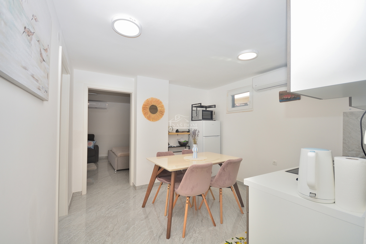 Vodice – Hiša z 2 stanovanji, 150 m od plaže, obnovljeno 2025