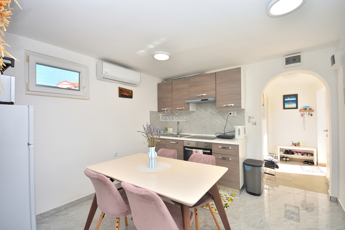 Vodice – Hiša z 2 stanovanji, 150 m od plaže, obnovljeno 2025