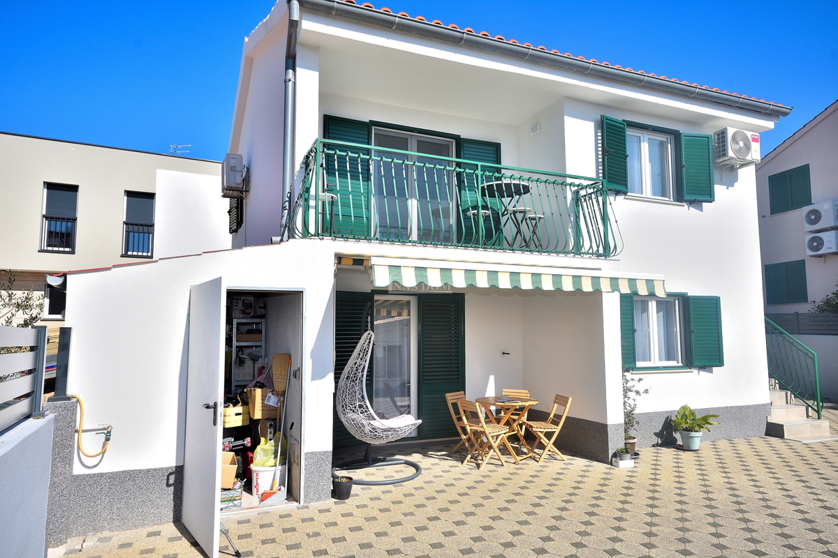 Vodice – Hiša z 2 stanovanji, 150 m od plaže, obnovljeno 2025