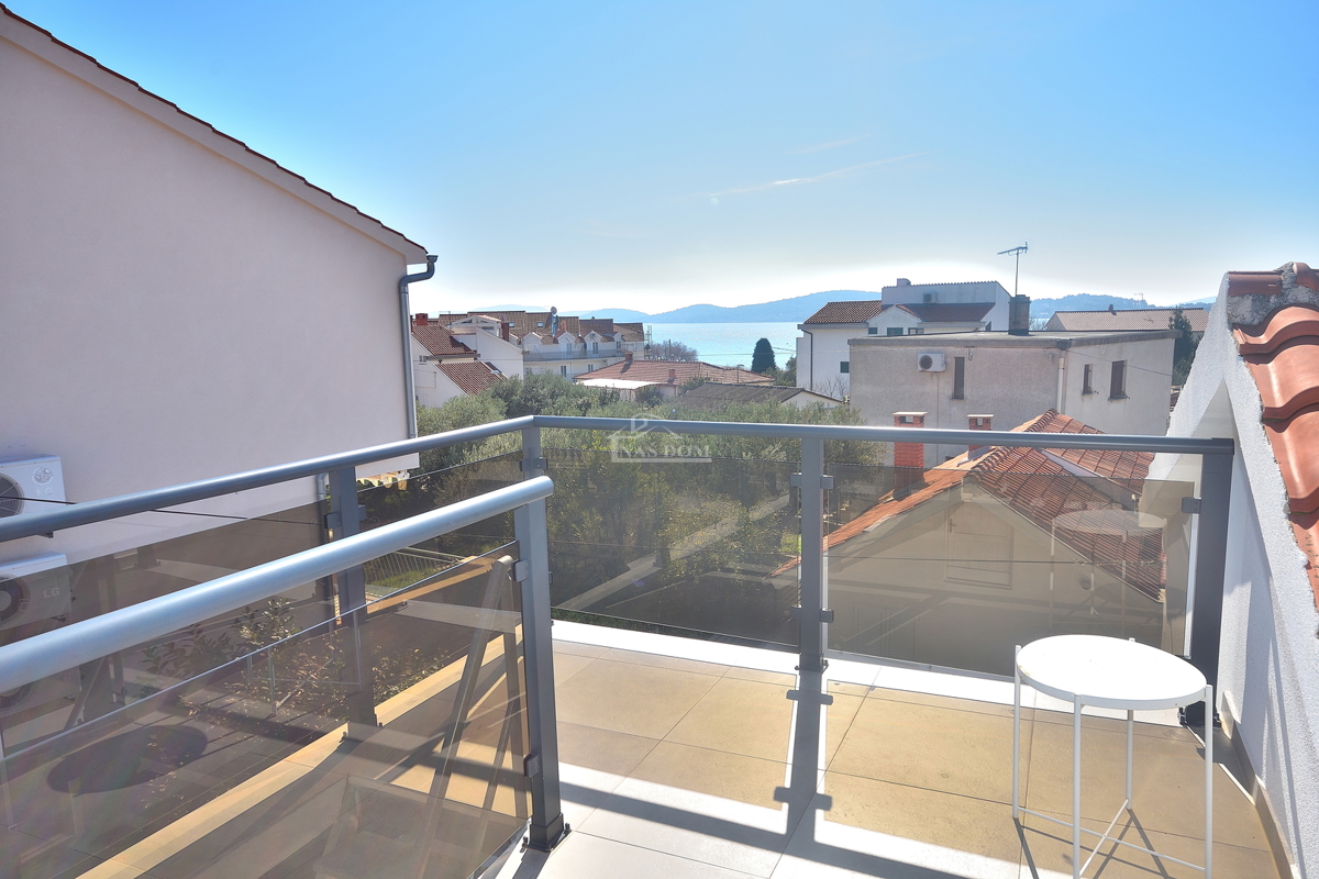 Vodice – Hiša z 2 stanovanji, 150 m od plaže, obnovljeno 2025