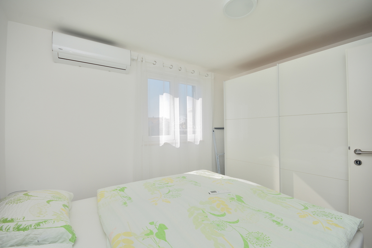 Vodice – Hiša z 2 stanovanji, 150 m od plaže, obnovljeno 2025