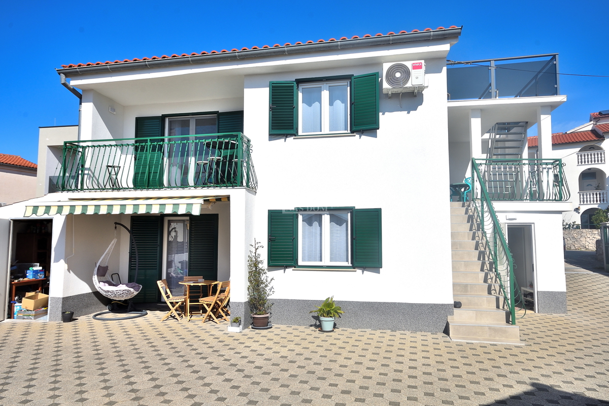 Vodice – Hiša z 2 stanovanji, 150 m od plaže, obnovljeno 2025