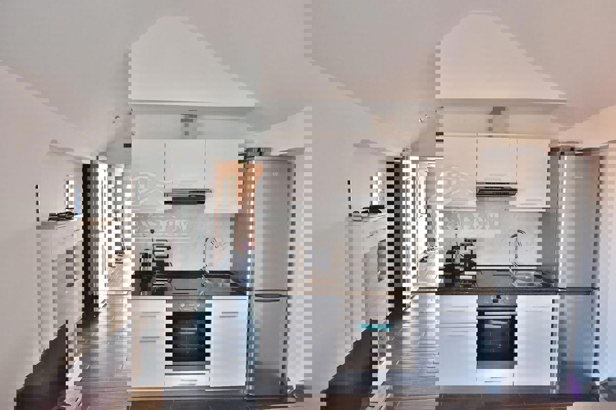 Vodice - dva apartmaja, visoko podstrešje