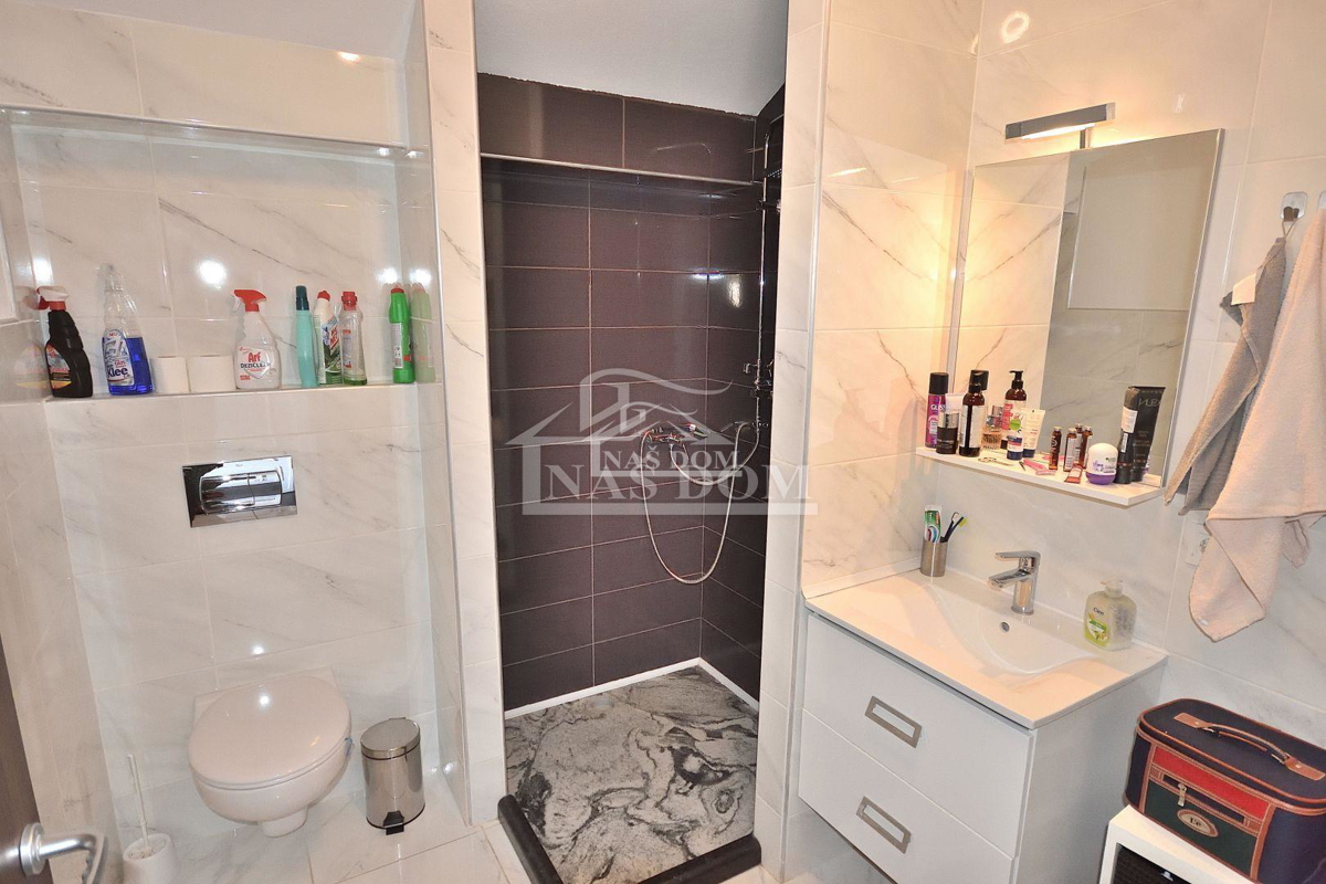 Vodice - dva apartmaja, visoko podstrešje
