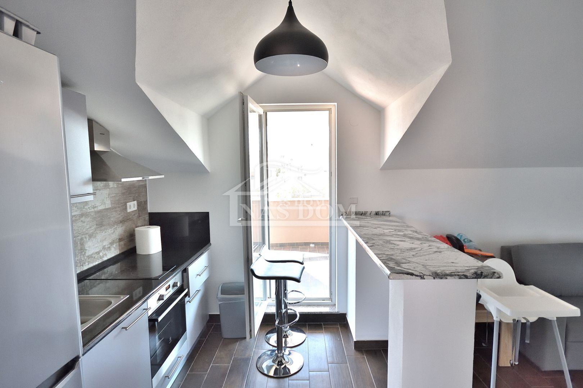 Vodice - dva apartmaja, visoko podstrešje