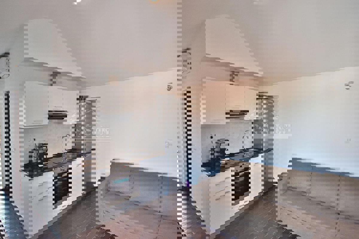 Vodice - dva apartmaja, visoko podstrešje