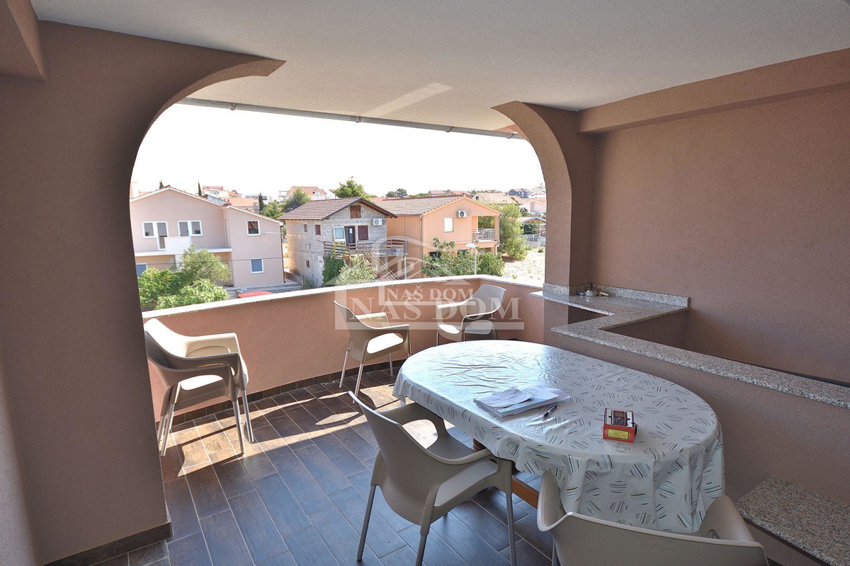 Vodice - dva apartmaja, visoko podstrešje