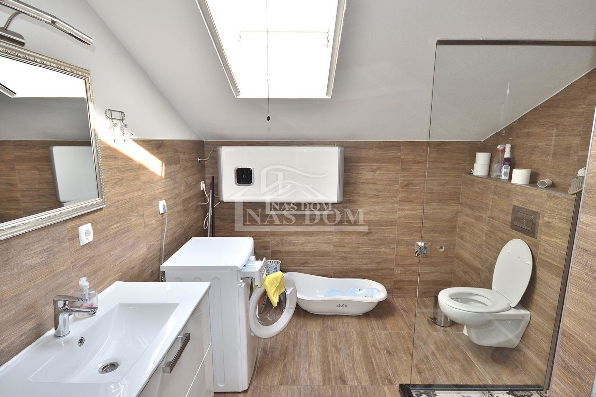 Vodice - dva apartmaja, visoko podstrešje