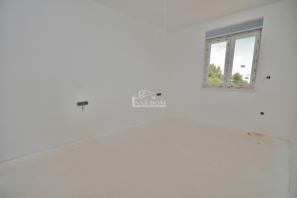 Vodice - **NOVOGRADNJA** *POGLED NA MORJE** S6 stan 2S+DB, 550 m od centra