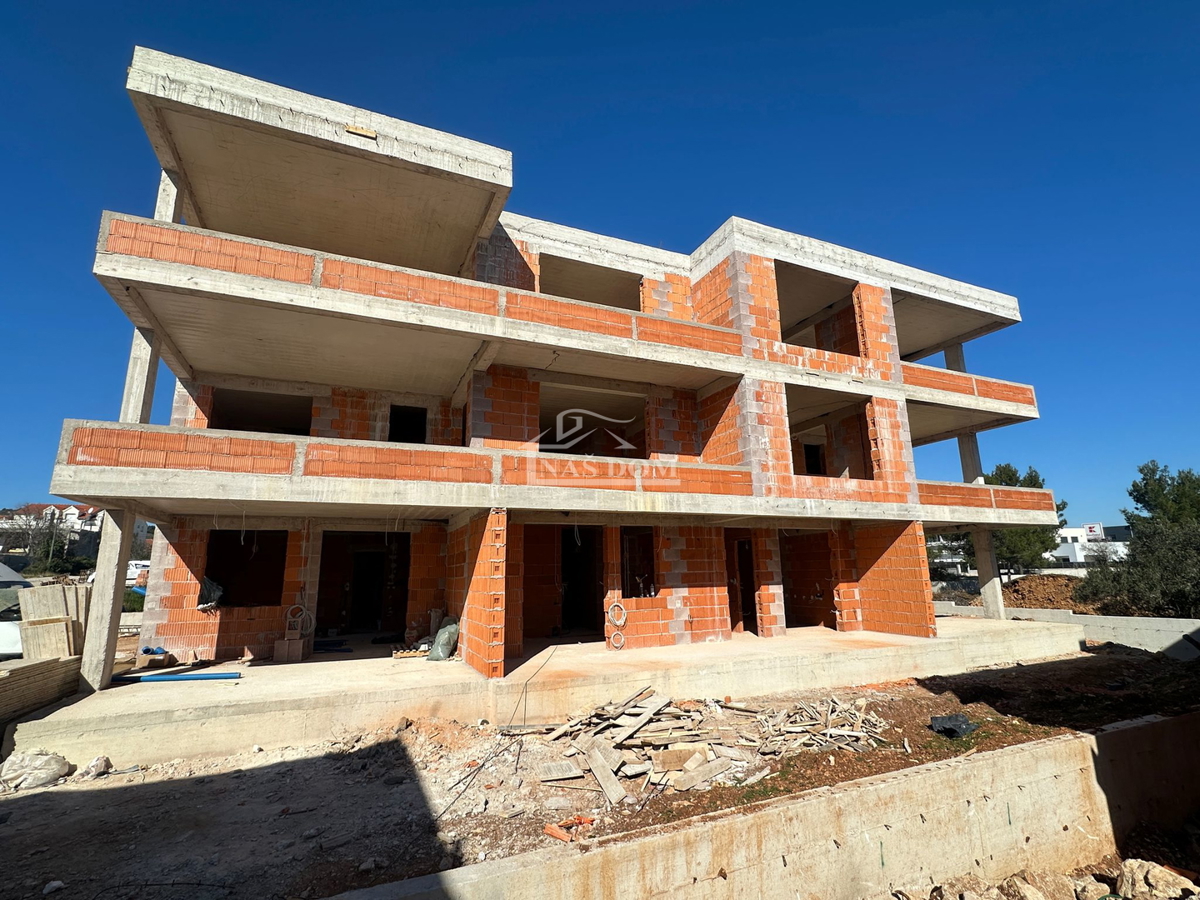 Vodice - **NOVOGRADNJA** *POGLED NA MORJE** S6 stan 2S+DB, 550 m od centra