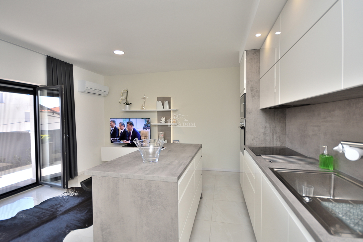 Vodice - stanovanje s dvema spalnicama 300 m od plaže