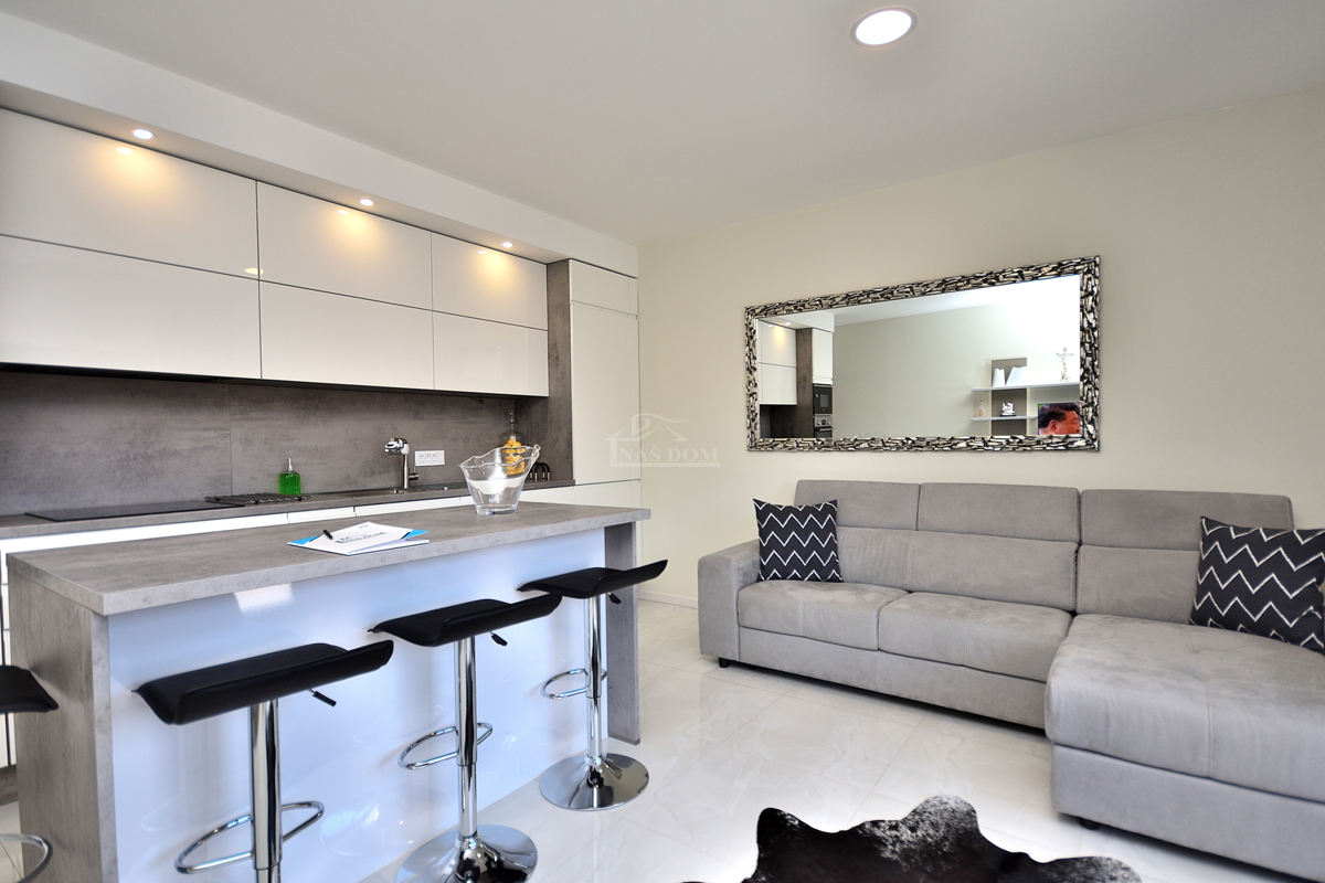 Vodice - stanovanje s dvema spalnicama 300 m od plaže