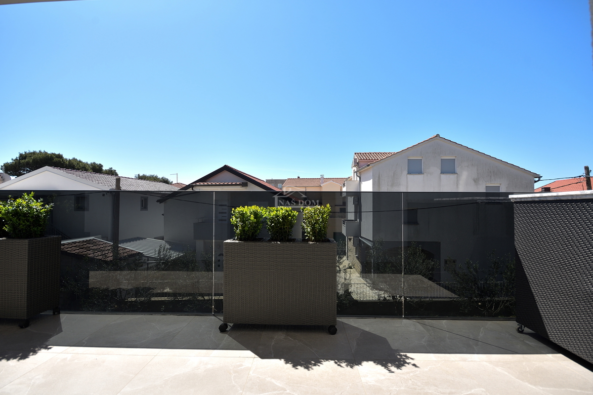 Vodice - stanovanje s dvema spalnicama 300 m od plaže