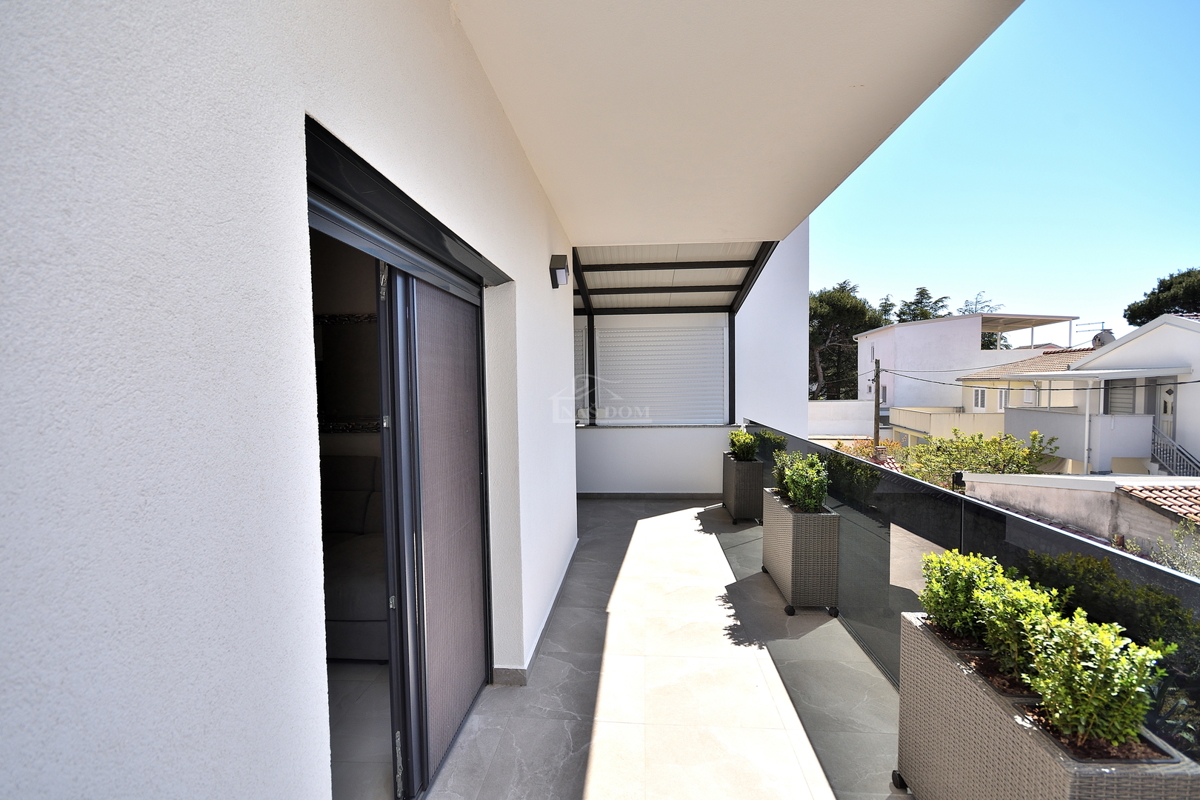 Vodice - stanovanje s dvema spalnicama 300 m od plaže