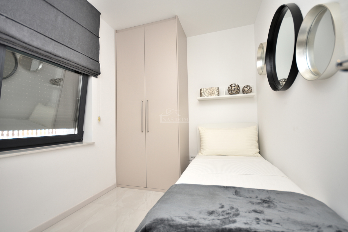 Vodice - stanovanje s dvema spalnicama 300 m od plaže