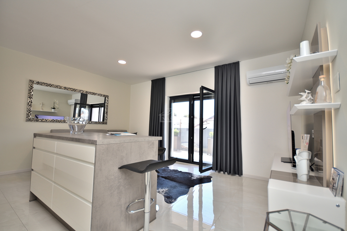 Vodice - stanovanje s dvema spalnicama 300 m od plaže