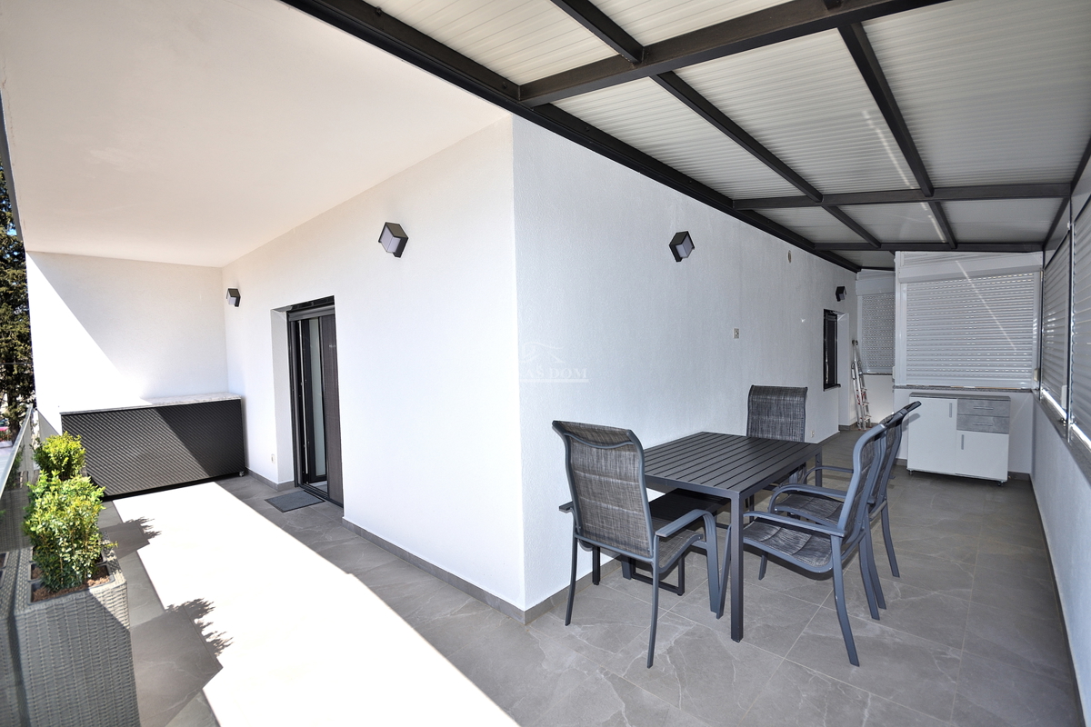 Vodice - stanovanje s dvema spalnicama 300 m od plaže