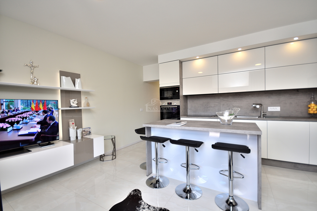 Vodice - stanovanje s dvema spalnicama 300 m od plaže