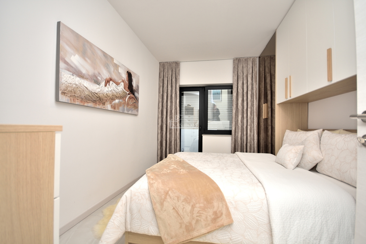 Vodice - stanovanje s dvema spalnicama 300 m od plaže