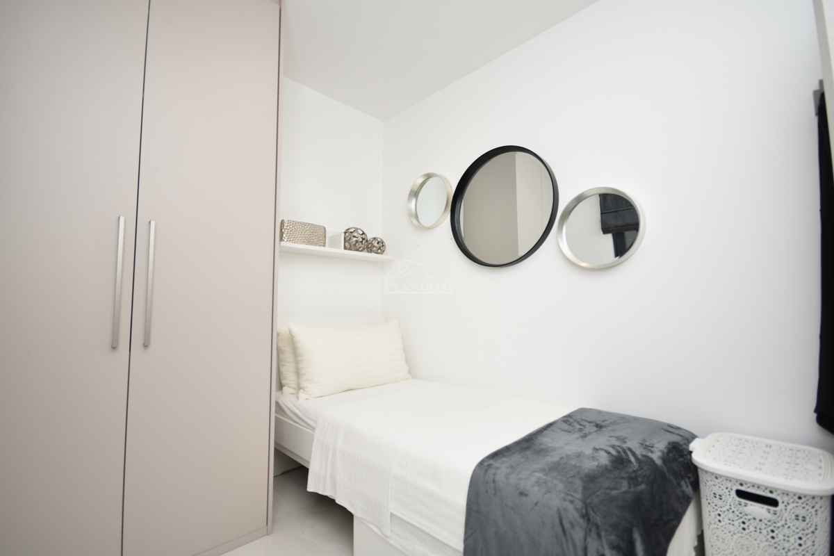 Vodice - stanovanje s dvema spalnicama 300 m od plaže