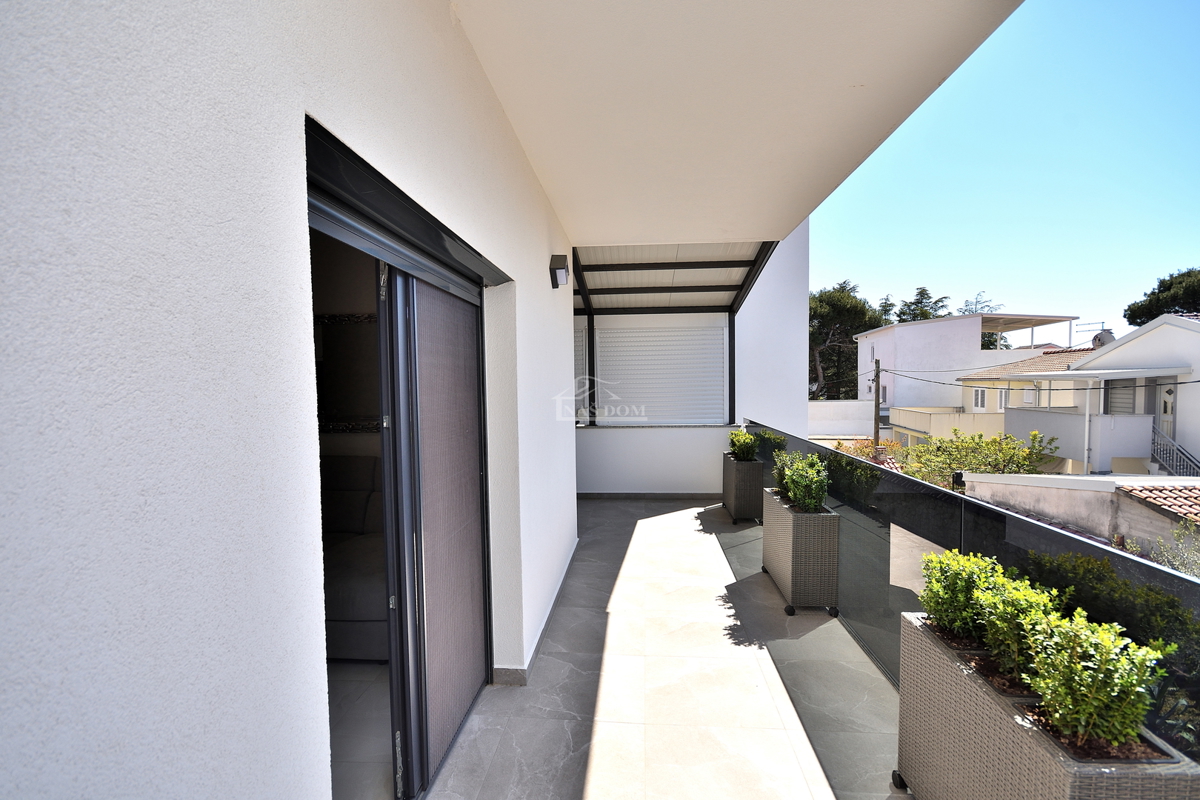 Vodice - stanovanje s dvema spalnicama 300 m od plaže