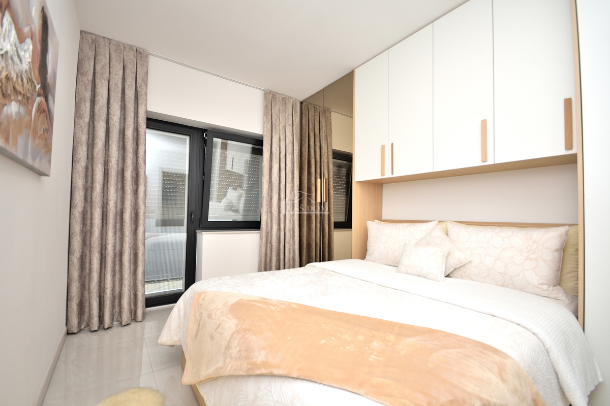 Vodice - stanovanje s dvema spalnicama 300 m od plaže