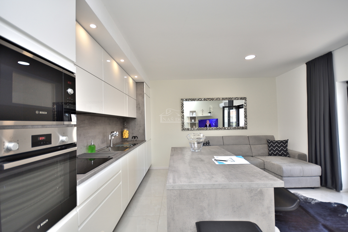 Vodice - stanovanje s dvema spalnicama 300 m od plaže